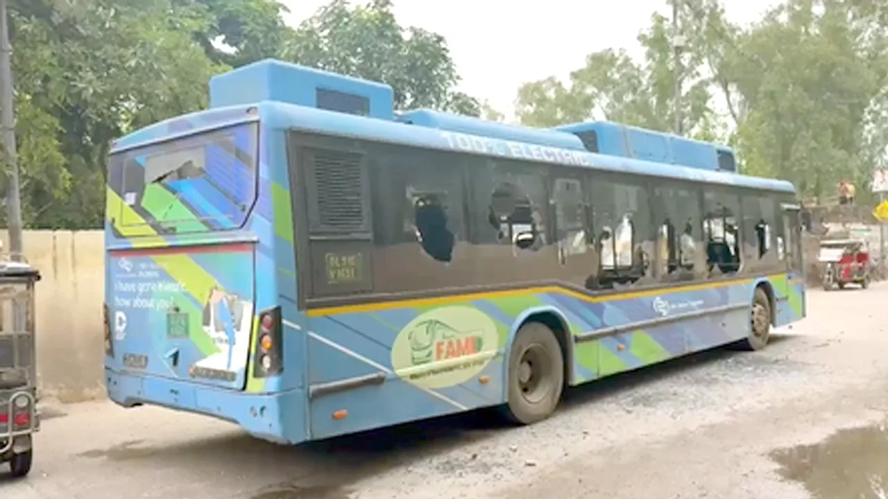 Delhi Bus Accident News: दिल्ली में तेज रफ्तार DTC बस ने स्कूटी को मारी टक्कर, छात्रा की मौके पर मौत; चालक फरार