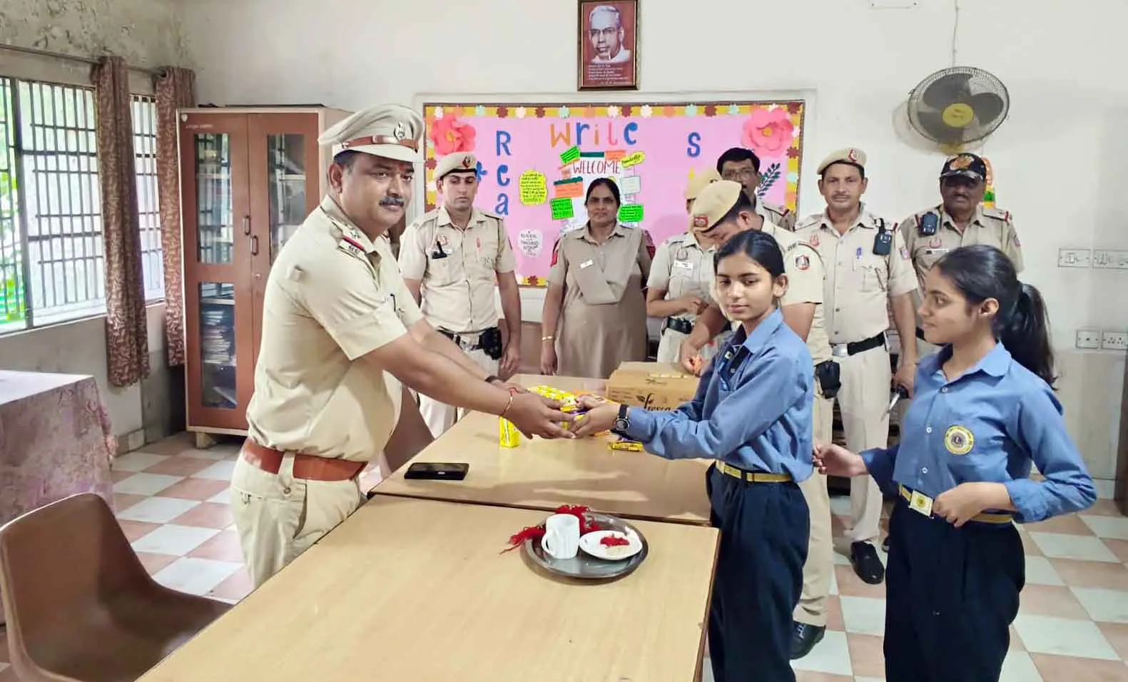 Raksha Bandhan: रक्षाबंधन पर दिल्ली पुलिस की पहल, सरकारी स्कूलों में छात्राओं को दिया ‘रक्षा का वचन’
