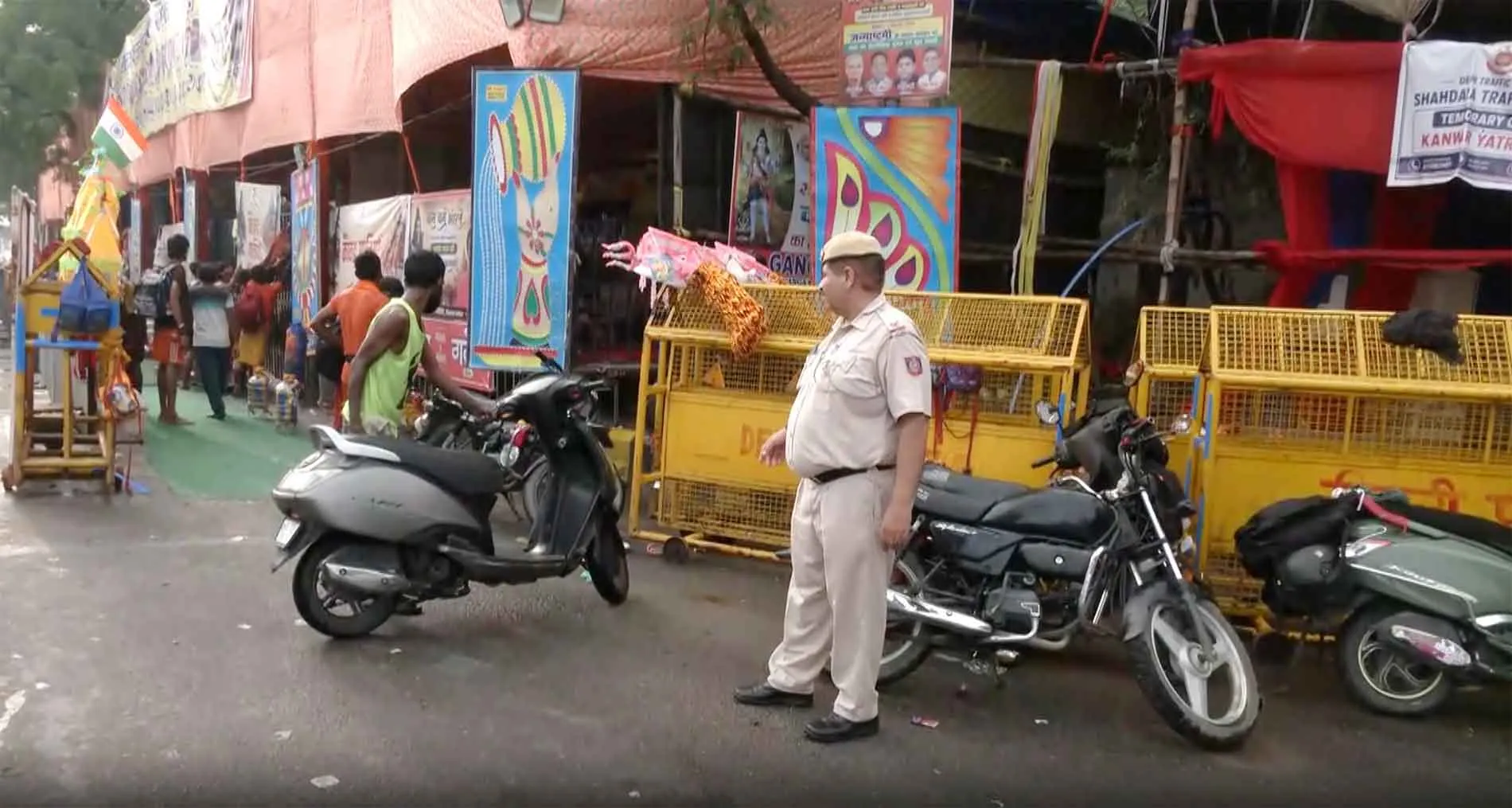 Kanwar Yatra Security: दिल्ली में कांवड़ यात्रा को लेकर सुरक्षा व्यवस्था कड़ी, पुलिस के साथ VHP कार्यकर्ता भी मोर्चे पर तैनात