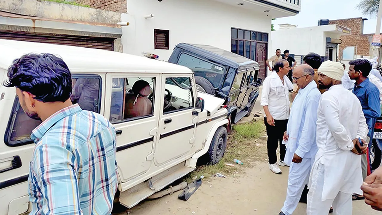 बरसीन में पुलिस की तेज रफ्तार बोलेरो ने नई स्कॉर्पियो को मारी टक्कर, 2 घायल