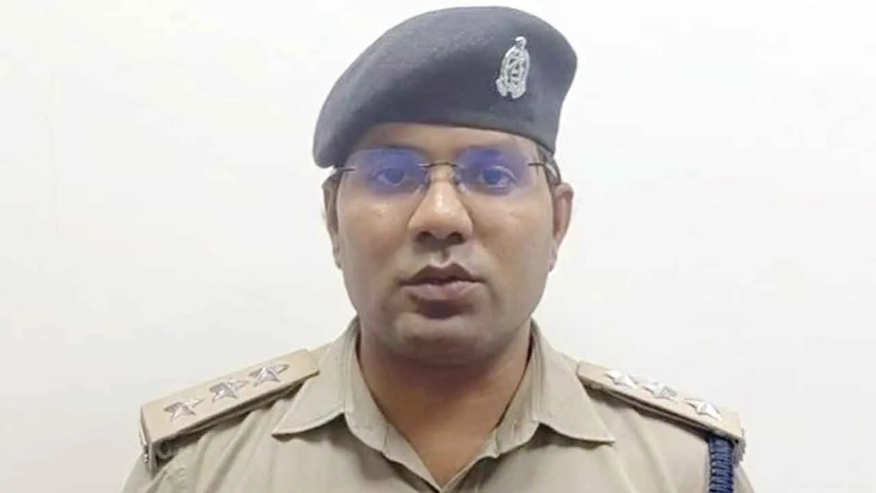 Viral Video: मॉल में महिला से मारपीट का वीडियो वायरल, पुलिस ने आरोपी पकड़ा
