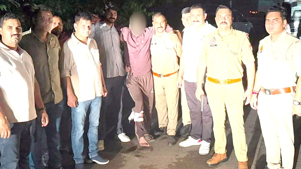 राजधानी दिल्ली से सटे इंदिरापुरम में मुठभेड़ के बाद 25 हजार का इनामी स्नैचर गिरफ्तार