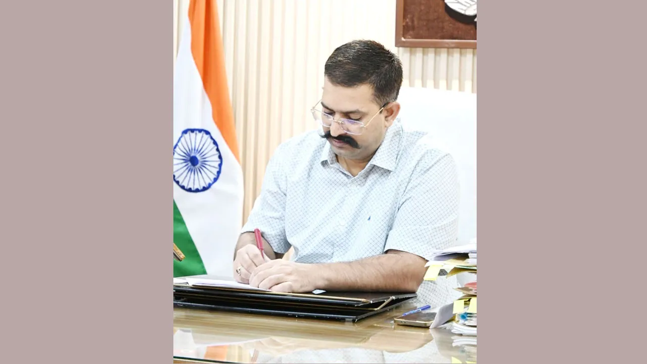 फरियादियों को बार-बार चक्कर न लगवाएं, तत्काल करें शिकायतों का निस्तारण: केशव चौधरी 