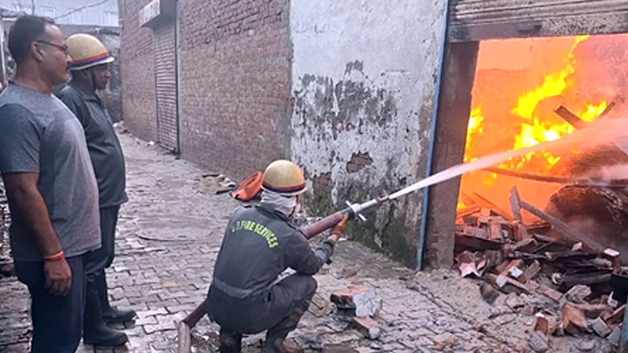 साहिबाबाद के पेपर मार्ट में लगी भीषण आग, आसपास की फैक्ट्रियां बाल-बाल बचीं