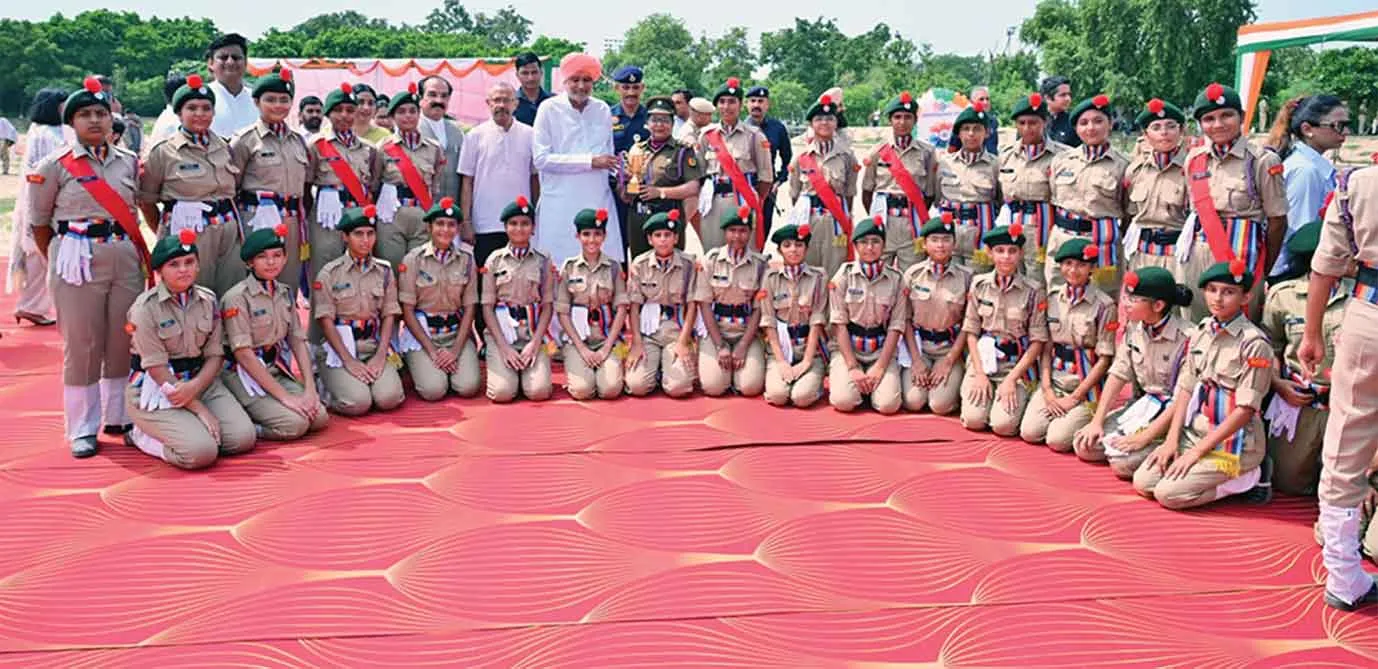 शाह सतनाम जी गर्ल्स स्कूल की एनसीसी कैडेट्स को कृषि मंत्री ने किया सम्मानित
