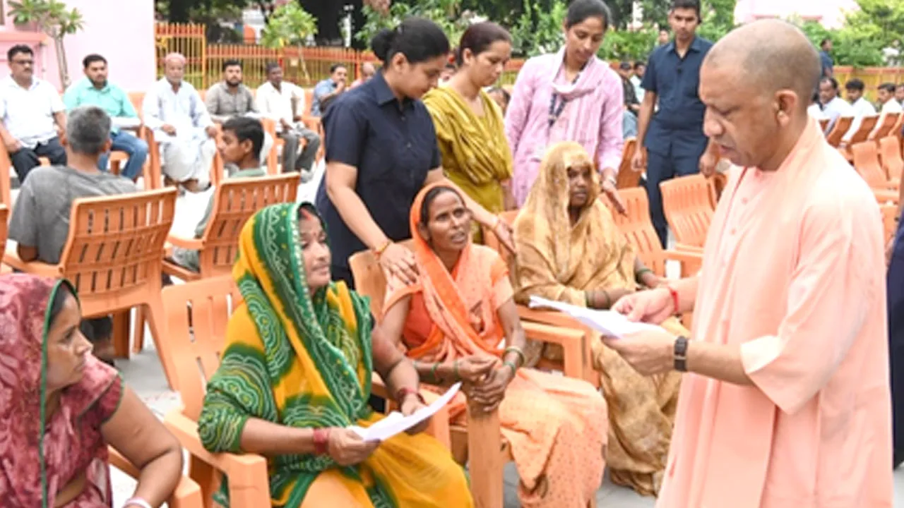 जनता दर्शन में CM योगी ने सुनी करीब 200 लोगों की फरियाद, बोले- हर समस्या का होगा समाधान