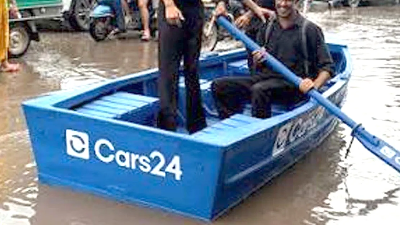 CARS24 Boat Challan: बरसाती पानी पर तंज के लिए सड़क पर उतारी नाव, पुलिस ने CARS24 पर लगाया 50 हजार का जुर्माना