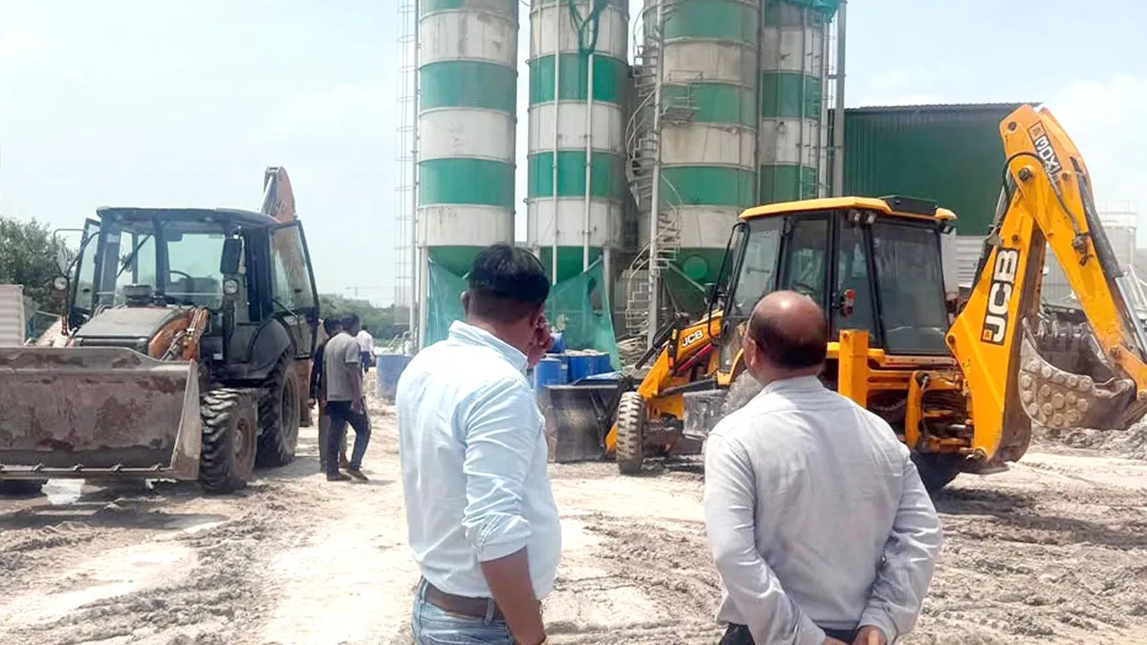 अवैध आरएमसी प्लांट पर चला निगम का बुलडोजर