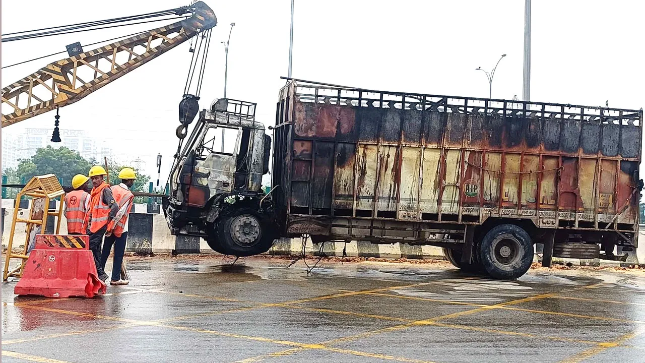 Gurugram Truck Fire: द्वारका एक्सप्रेसवे पर चलते ट्रक में लगी भीषण आग, चालक ने कूदकर बचाई जान 