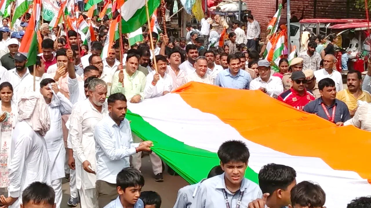 Tiranga Yatra: 500 फीट लंबे तिरंगे के साथ हांसी में निकाली तिरंगा यात्रा