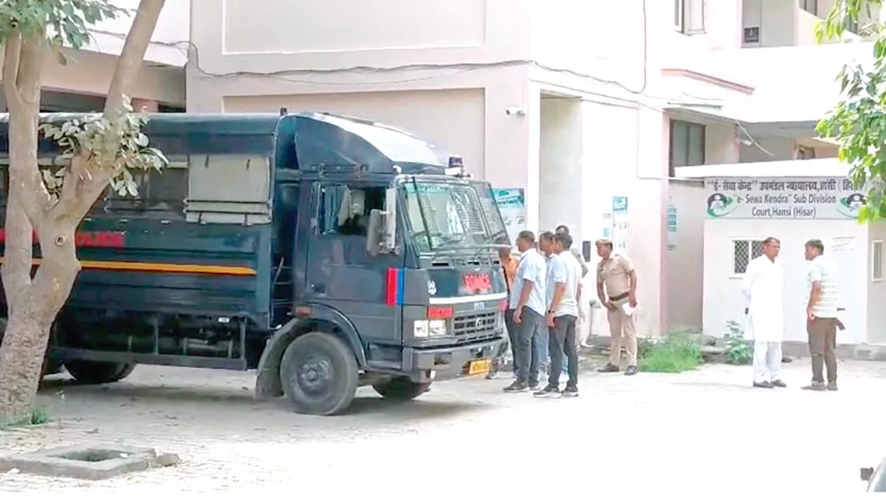 हांसी में किसानों-पुलिस के बीच टकराव, पथराव के बाद लाठीचार्ज; 10 किसान नेता न्यायिक हिरासत में