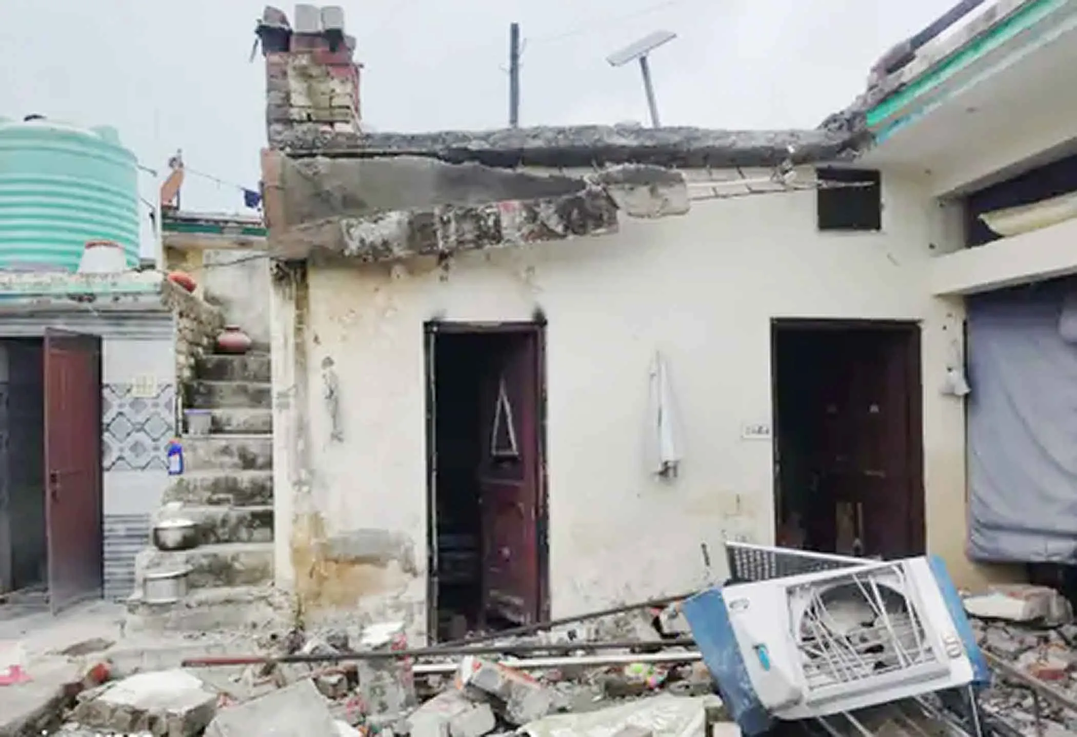 Chhachhrauli News: आकाशीय बिजली गिरने से घर बुरी तरह क्षतिग्रस्त