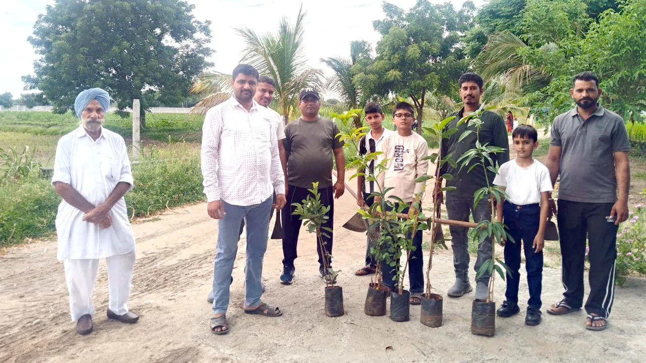 Tree Plantation: पावन अवतार दिवस पर हैदराबाद में गूंजी हरियाली की पुकार, साध-संगत ने किया पौधारोपण