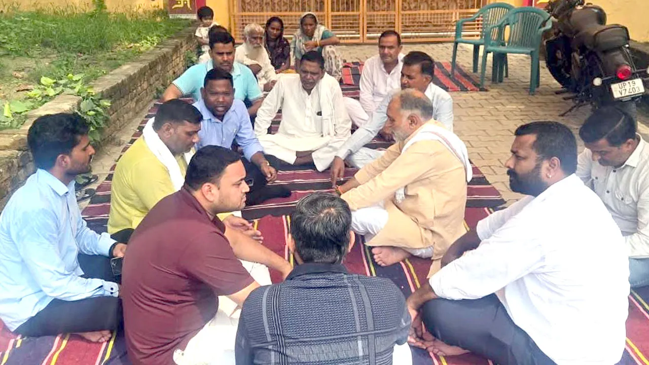 नपा ठेकेदार की हठधर्मिता से बिगड़ी बात, धरने पर बैठे श्रद्धालु