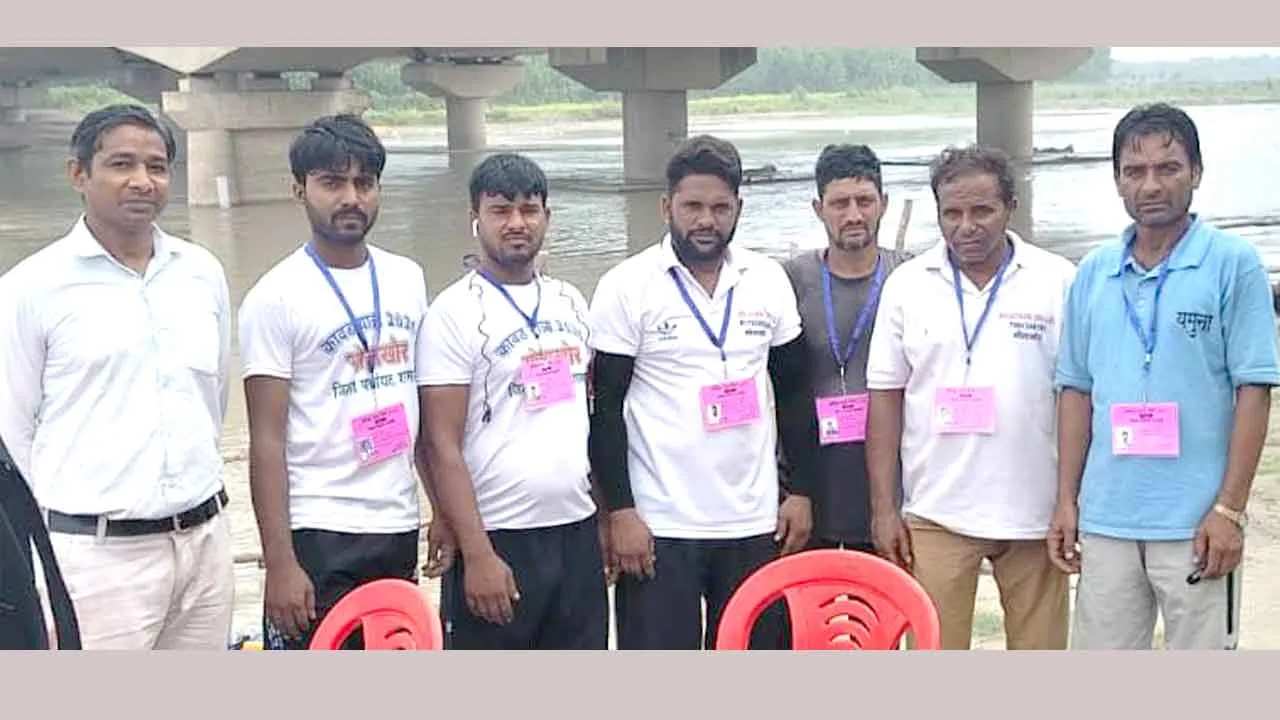 श्रद्धालुओं की सुरक्षा के दृष्टिगत यमुना पर प्रशिक्षित गोताखोर तैनात