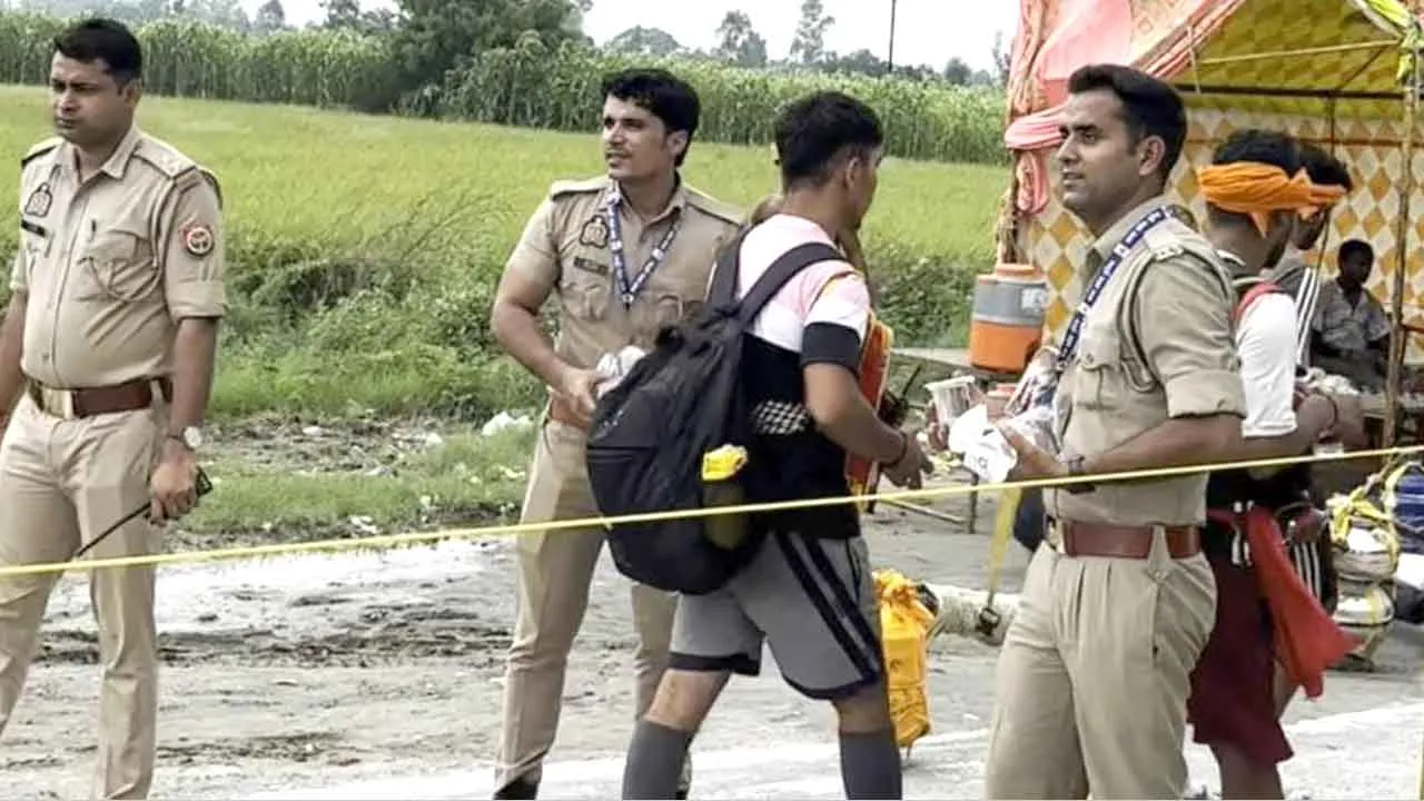 Kanwar Yatra: पुलिसकर्मियों ने शिवभक्तों को वितरित किया शीतल पेय व फलाहार
