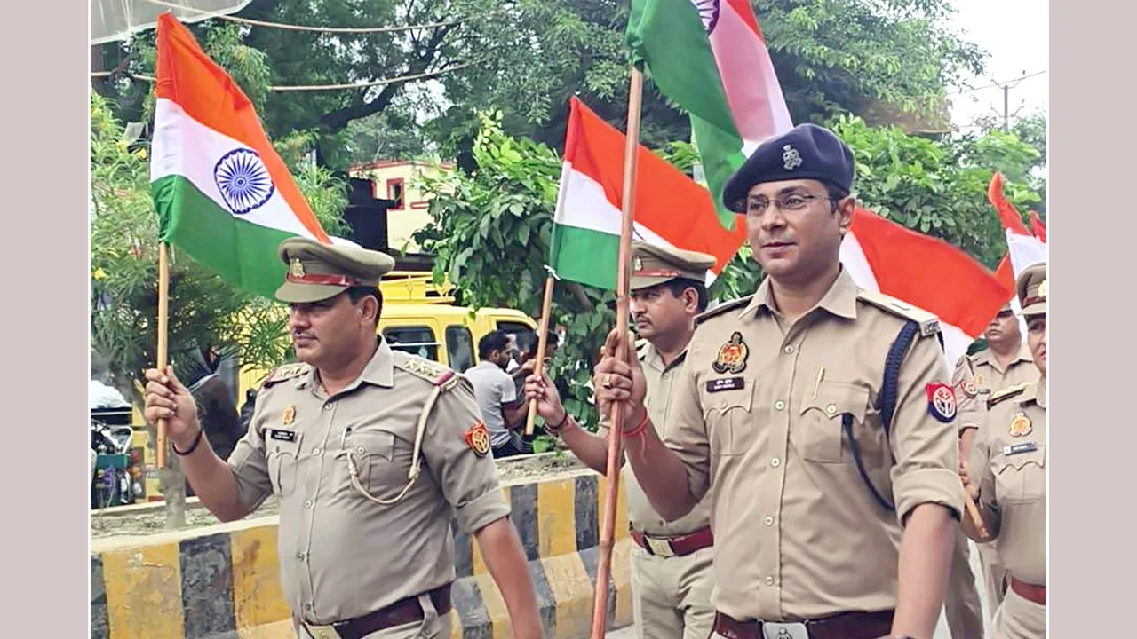 Tiranga Yatra: 'कैराना पुलिस की तिरंगा यात्रा पर नगरवासियों ने की पुष्पवर्षा'