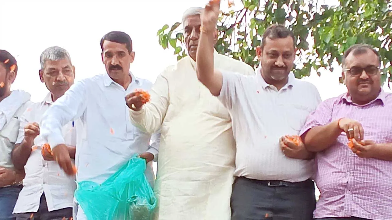भाजपा एमएलसी ने शिवभक्तों पर बुलडोजर से की पुष्पवर्षा