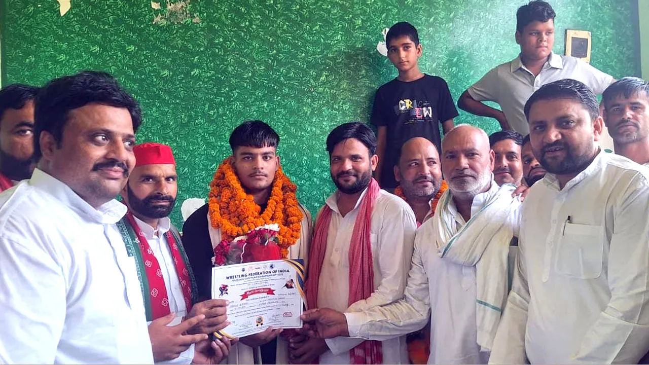 रेसलिंग चैंपियन अब्दुल समद को सपाइयों ने गांव पहुंचकर किया सम्मानित