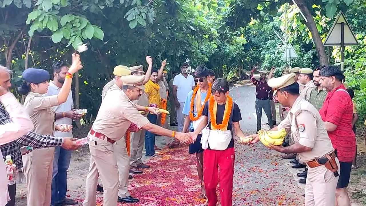 संभलहेड़ा गंगनहर चौकी पर कांवड़ियों पर हुई पुष्प वर्षा, पुलिस ने किया स्वागत