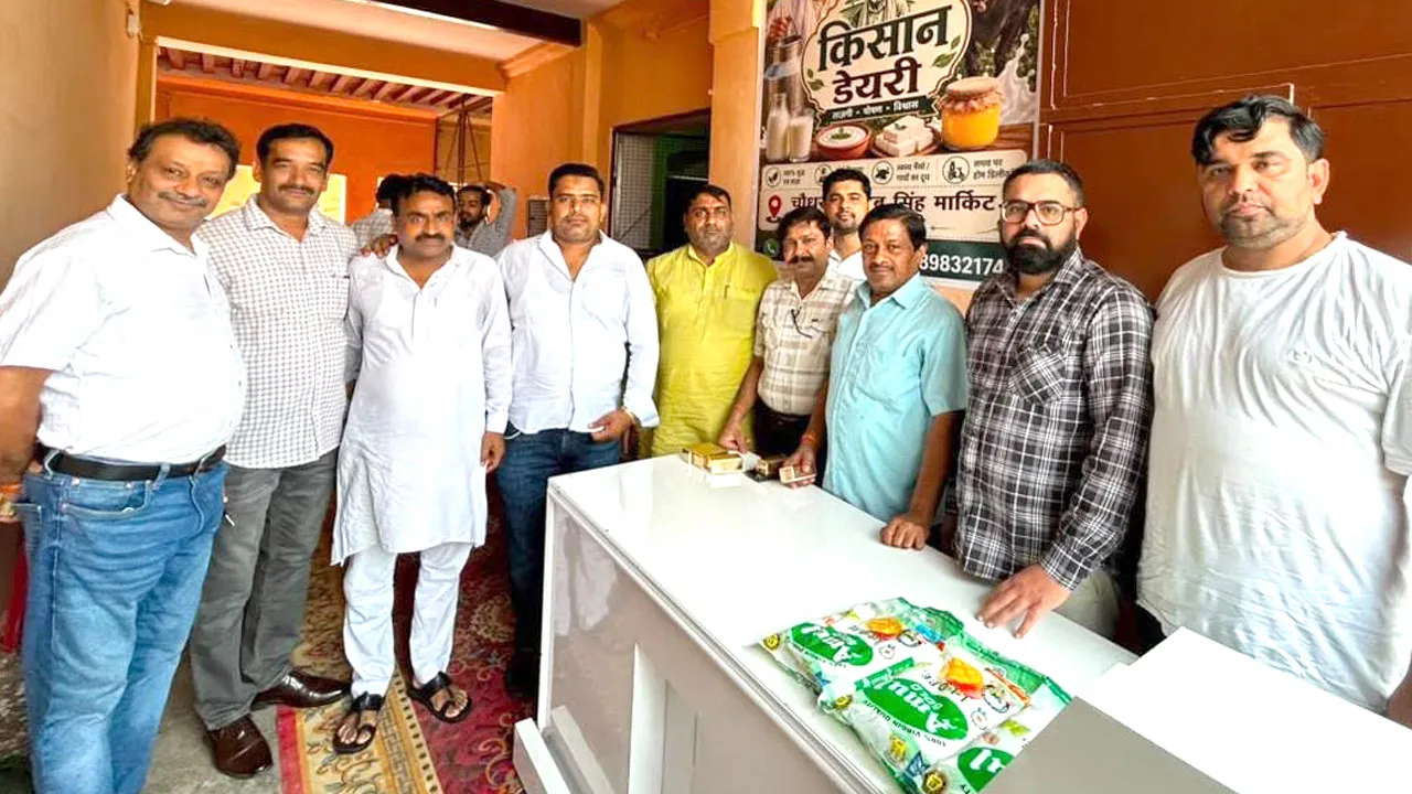 किसान डेयरी का शुभारंभ, व्यापारियों-किसानों और पत्रकारों ने दी शुभकामनाएं