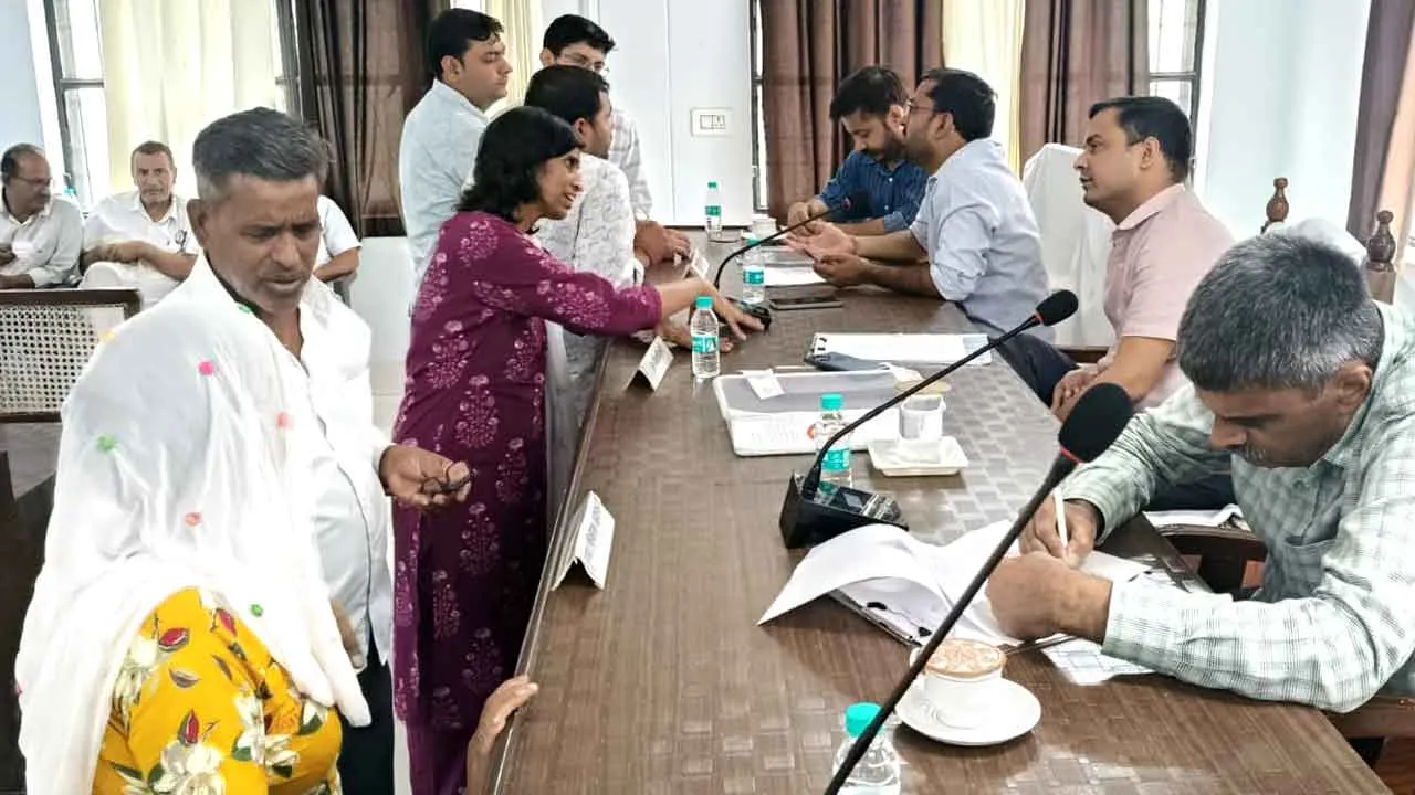 कैराना में सीडीओ बिजेन्द्र शुक्ला ने सुनी जनसमस्याएं