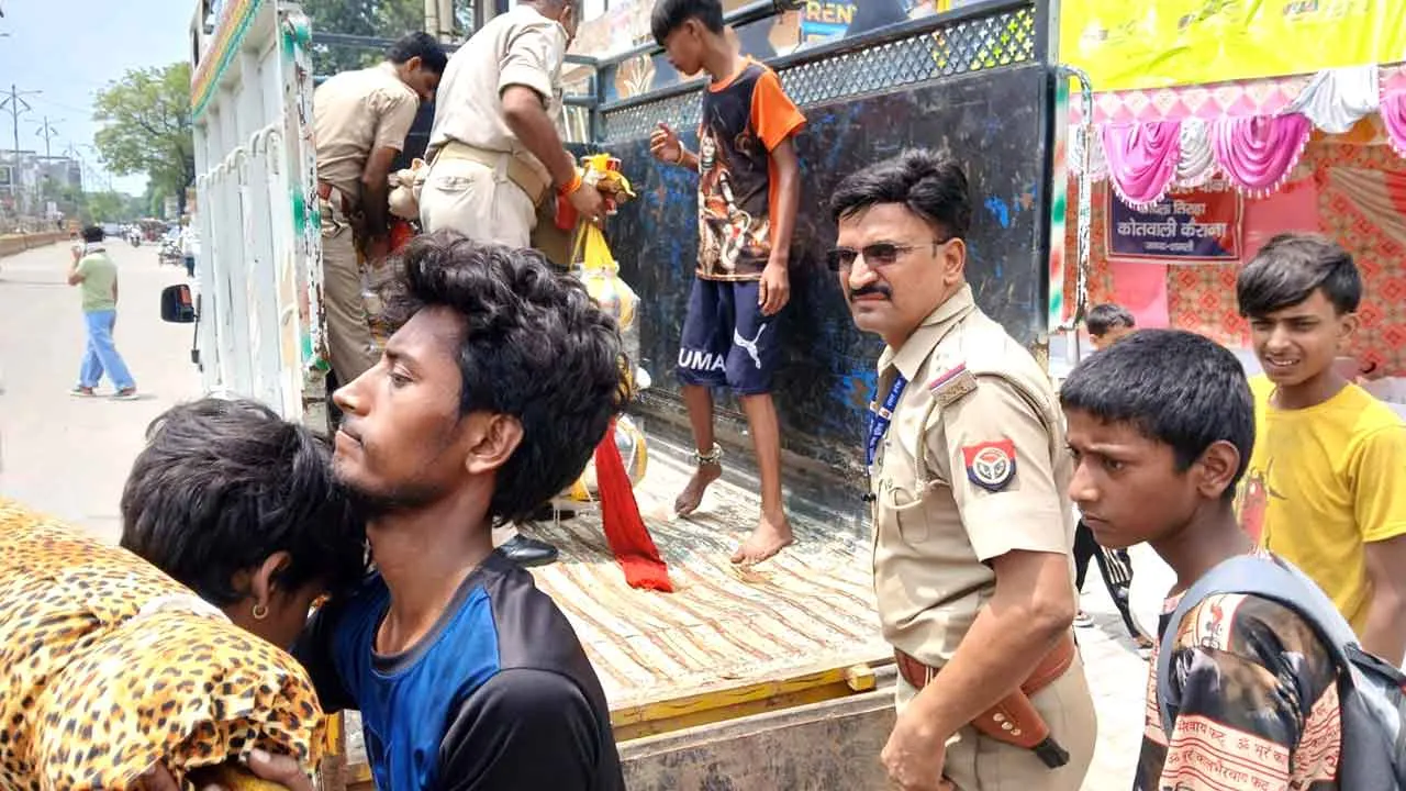 Kanwar Yatra: इमामगेट चौकी प्रभारी की दरियादिली, पैर में मोच आने पर की शिवभक्तों की सहायता