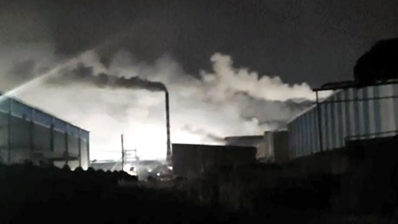 Pollution: कण्डेला में औद्योगिक इकाइयों से फैल रहा प्रदूषण, ग्रामीणों में पनप रहा आक्रोश