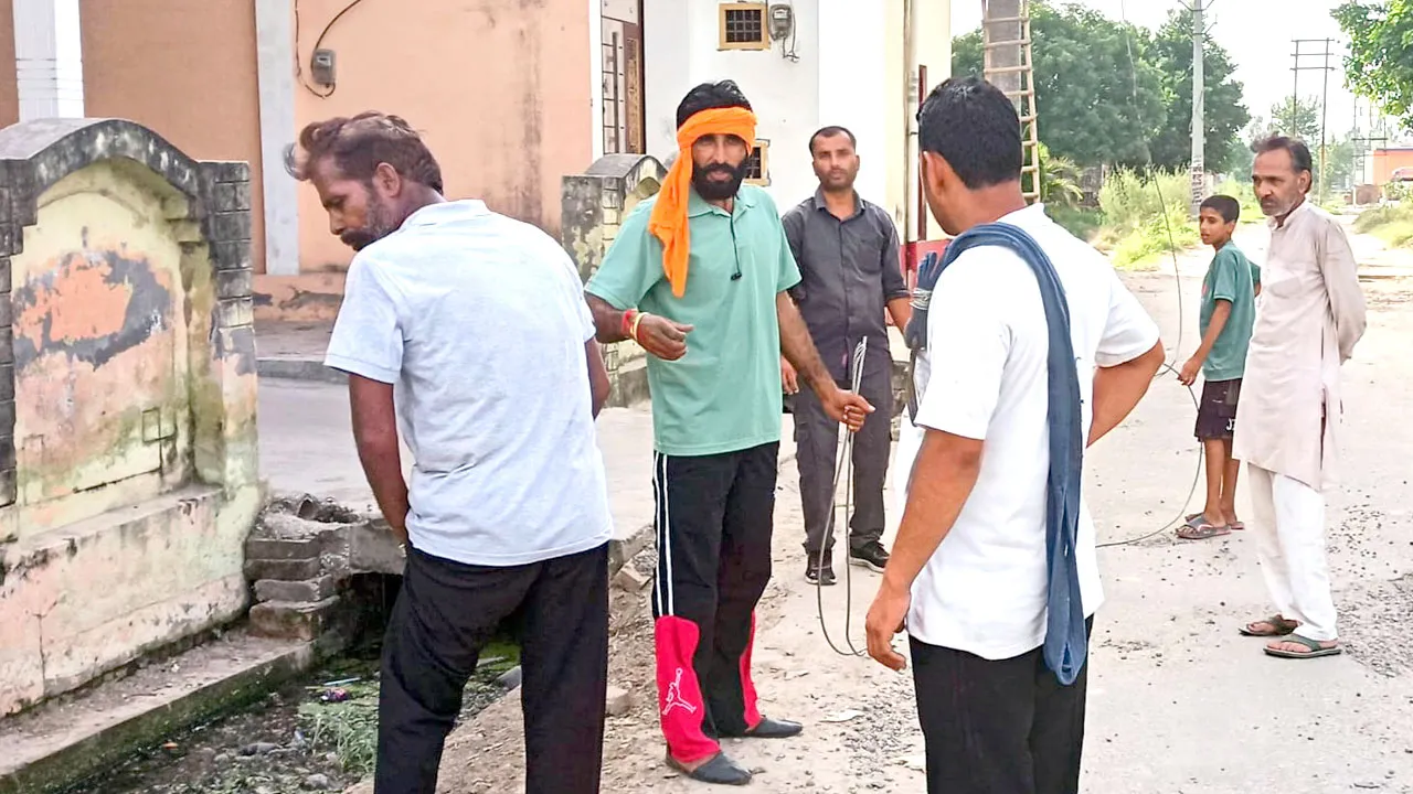 कण्डेला में मकानों के सामने टूटकर गिरा हाई वोल्टेज लाइन का तार, ग्रामीणों में हड़कंप
