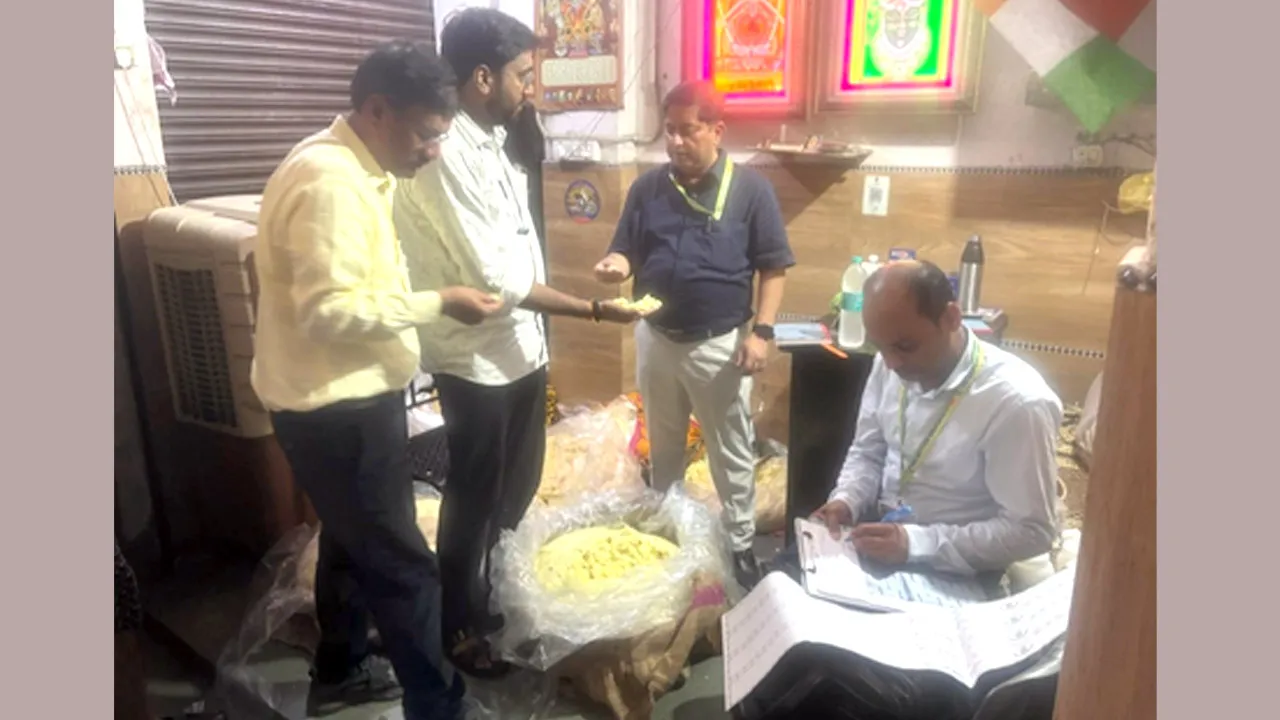 कानपुर में खोया कारोबारियों पर कार्रवाई, एक के खिलाफ FIR और तीन के लाइसेंस पर गिरी गाज