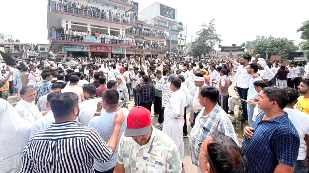 करनाल में हर्ष के एनकाउंटर से खफा रोड़ समाज ने किया विरोध प्रदर्शन