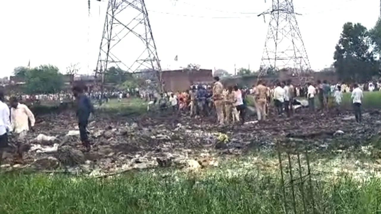 Firecracker Factory Explosion: कौशांबी में पटाखा फैक्टरी में भीषण विस्फोट, इमारत ढही; कई लोगों के मलबे में दबे होने की आशंका