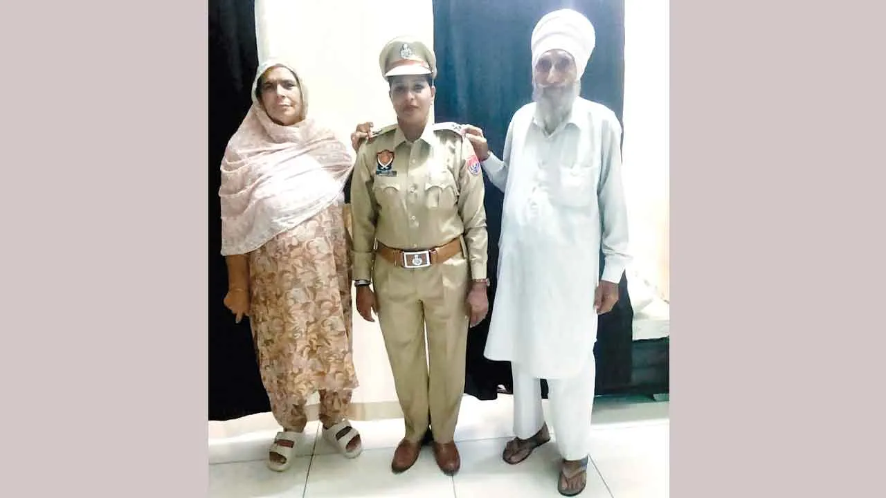 हवलदार अमनदीप कौर बनीं थानेदार, माता-पिता ने वर्दी पर लगाए पदोन्नति के स्टार