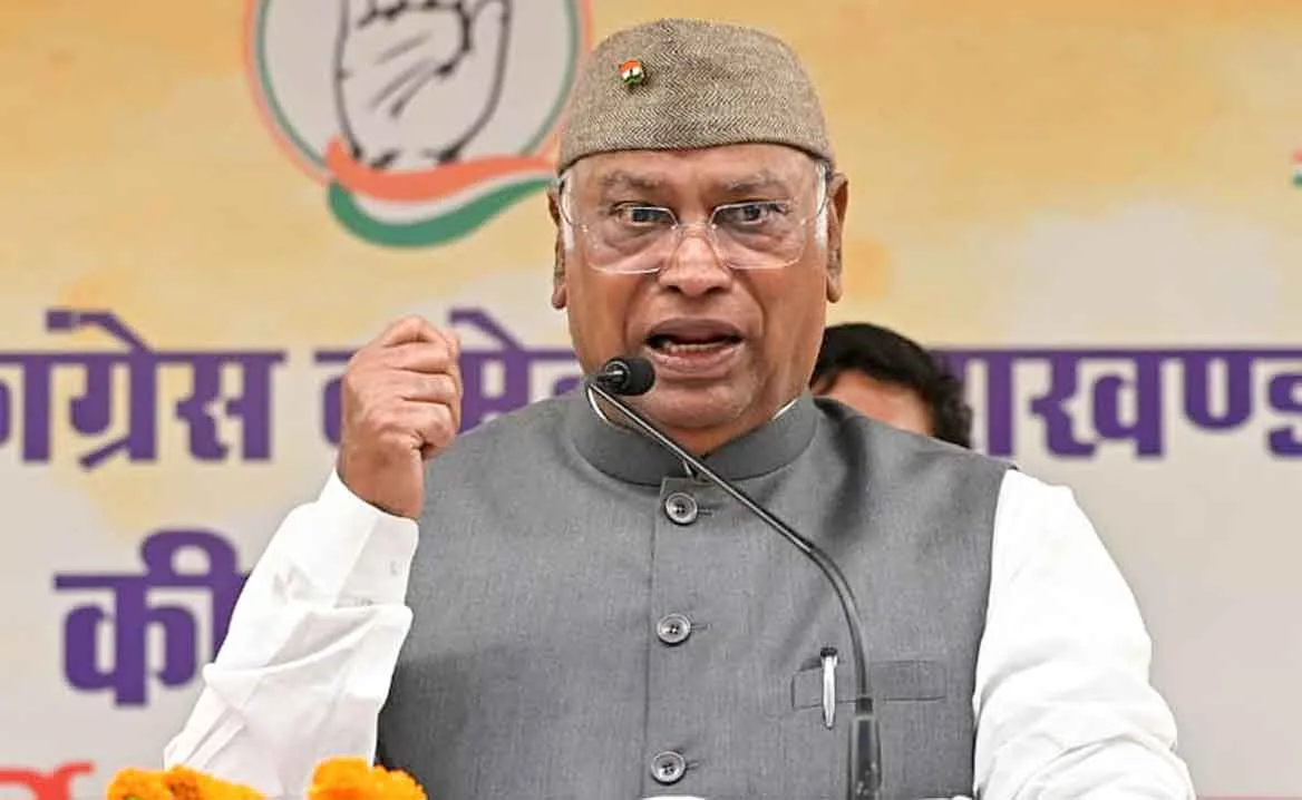 हल्द्वानी में कांग्रेस रैली के बाद ‘शुद्धिकरण’ पर सियासत तेज! भड़के खड़गे बोले-धर्म के नाम पर हो रही राजनीति