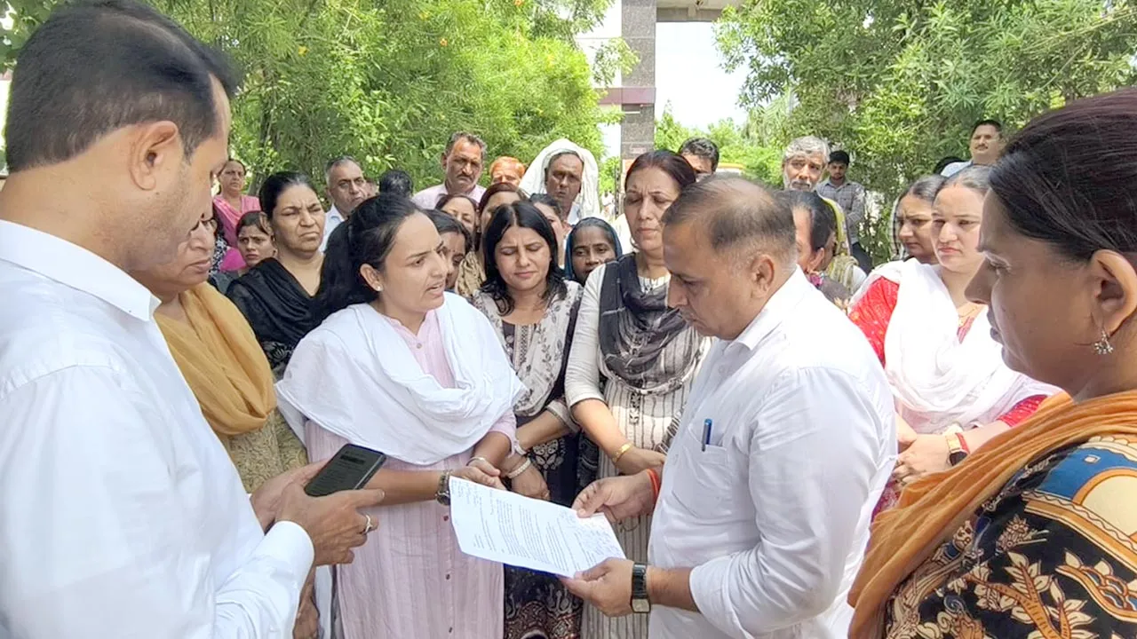 13 माह से वेतन नहीं मिलने पर महाविद्यालय स्टाफ का सांकेतिक धरना, मांग पूरी नहीं हुई तो आंदोलन होगा तेज