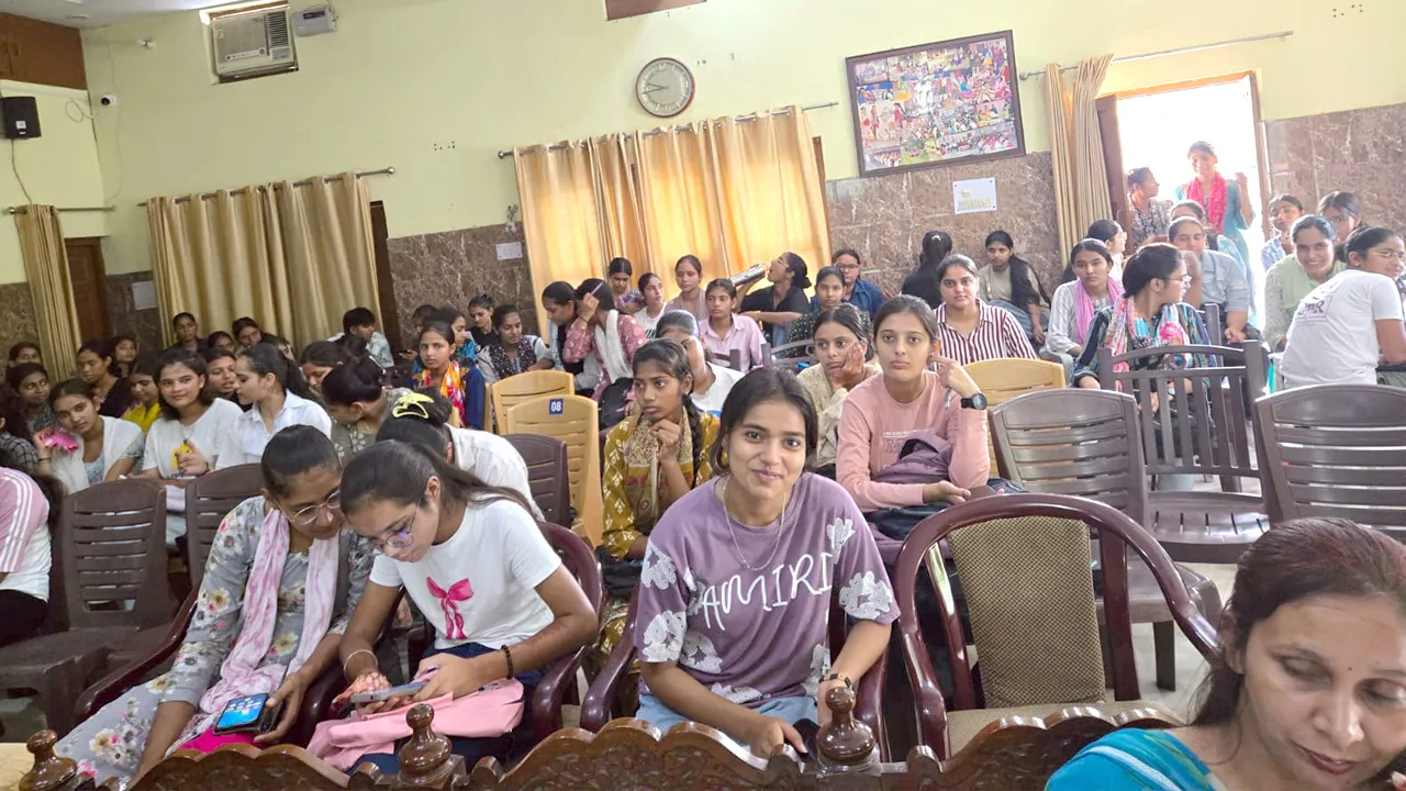 रैगिंग करना एक कानूनी अपराध है - प्राचार्य प्रोफेसर अनिल 