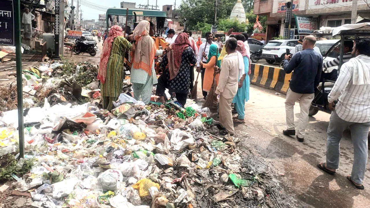 शहर हुआ कूड़ा कूड़ा, नगर पालिका ने कूड़ा उठाने की पहल तो धरने पर बैठे कर्मचारियों ने किया विरोध