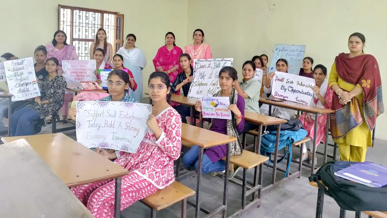 स्लोगन राइटिंग एवं प्रेजेंटेशन प्रतियोगिता बीए प्रथम वर्ष की मोनी रही प्रथम