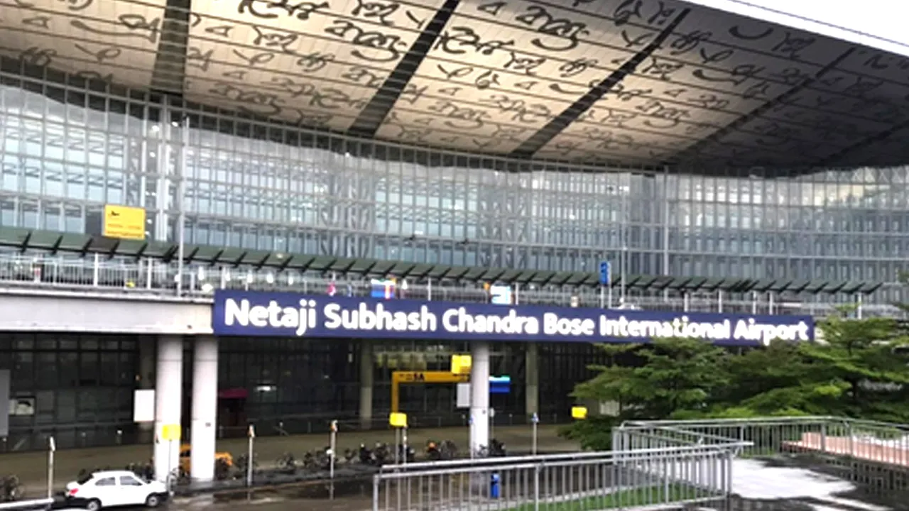 कोलकाता एयरपोर्ट पर तकनीकी खराबी से एयर इंडिया एक्सप्रेस की फ्लाइट 6 घंटे लेट, यात्रियों का प्रदर्शन