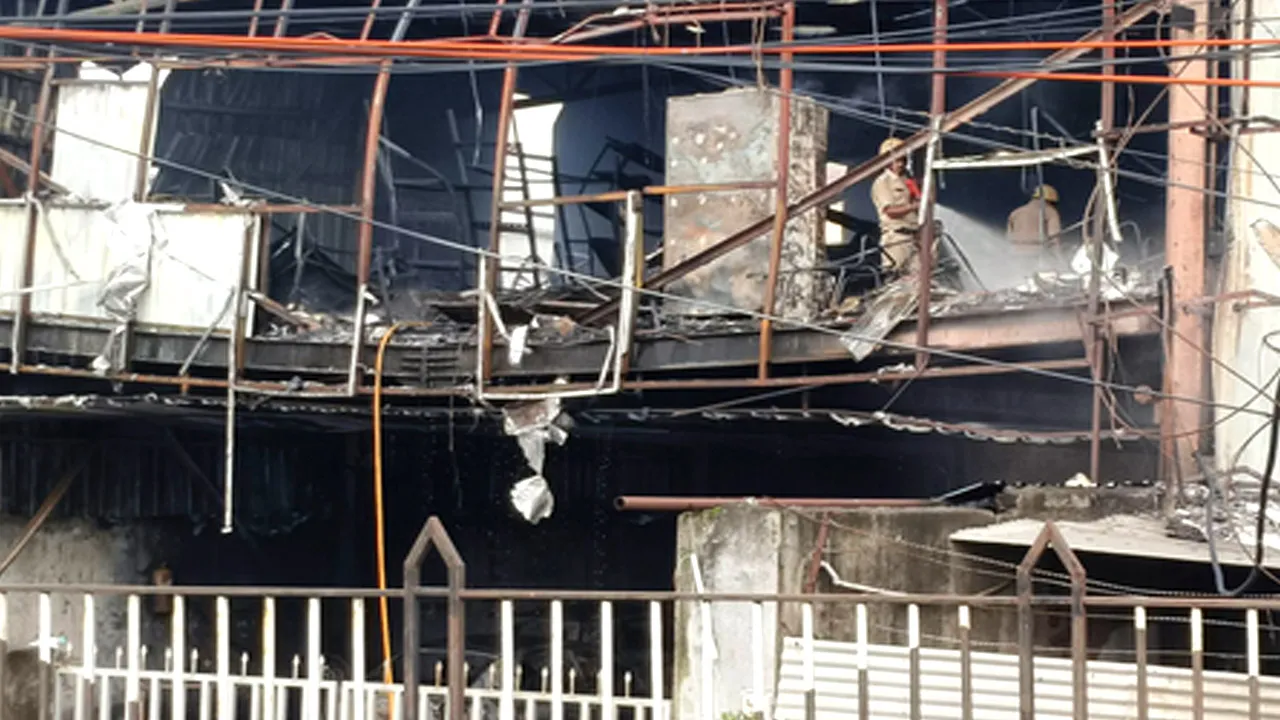 Kolkata Car Showroom Fire: कोलकाता के बांकरा में कार शोरूम में भीषण आग, 22 नई कारें जलीं, 8 कारें क्षतिग्रस्त