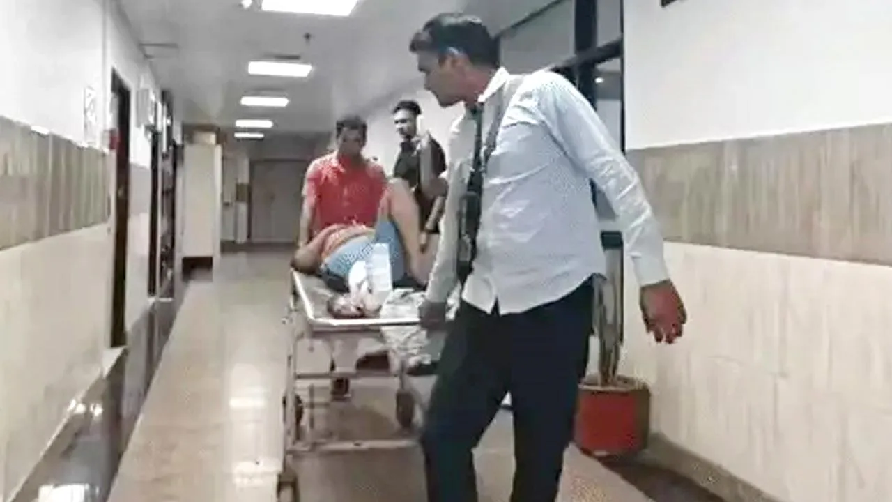 हथियार की निशानदेही कराने पहुंची पुलिस पर फायरिंग, मुठभेड़ में दो बदमाश घायल