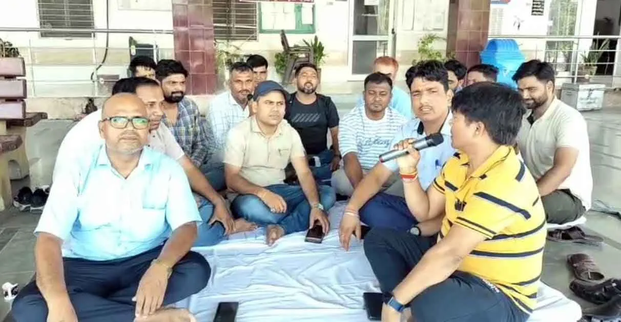 Loco Running Staff protest: लोको लॉबी पर लोको रनिंग स्टाफ का प्रदर्शन 