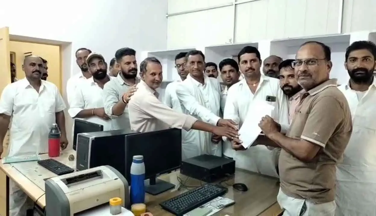 कम वोल्टेज से परेशान ग्रामीण पहुंचे अधीक्षण अभियंता कार्यालय