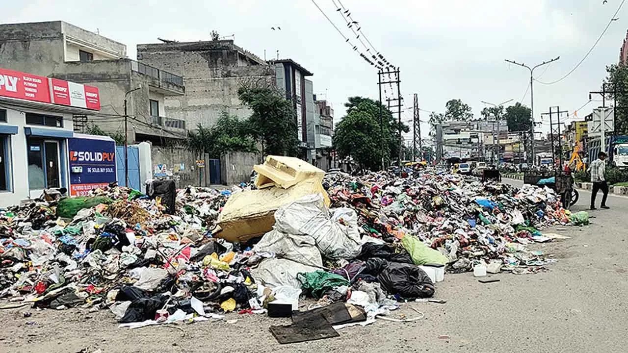 सफाई कर्मचारियों की हड़ताल से लुधियाना बना कूड़ाघर, 8,800 मीट्रिक टन कचरा जमा