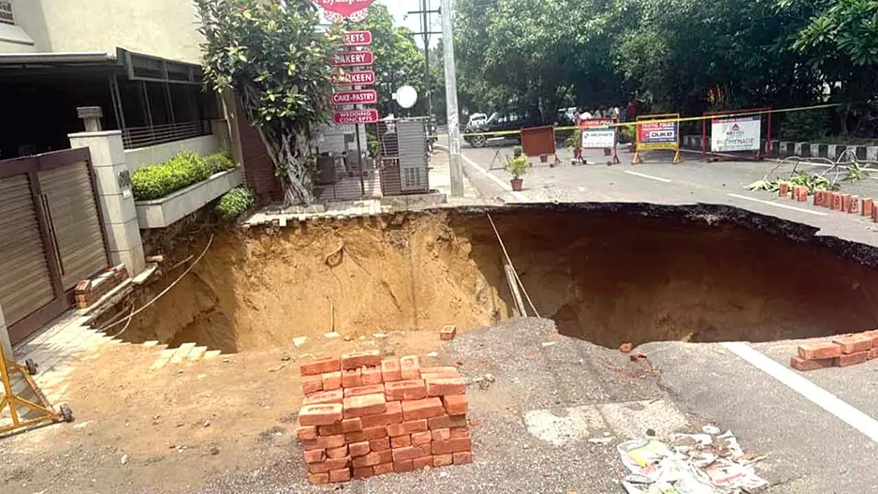 लुधियाना में किचलू नगर में 20 फुट गहरी जमीन धंसी