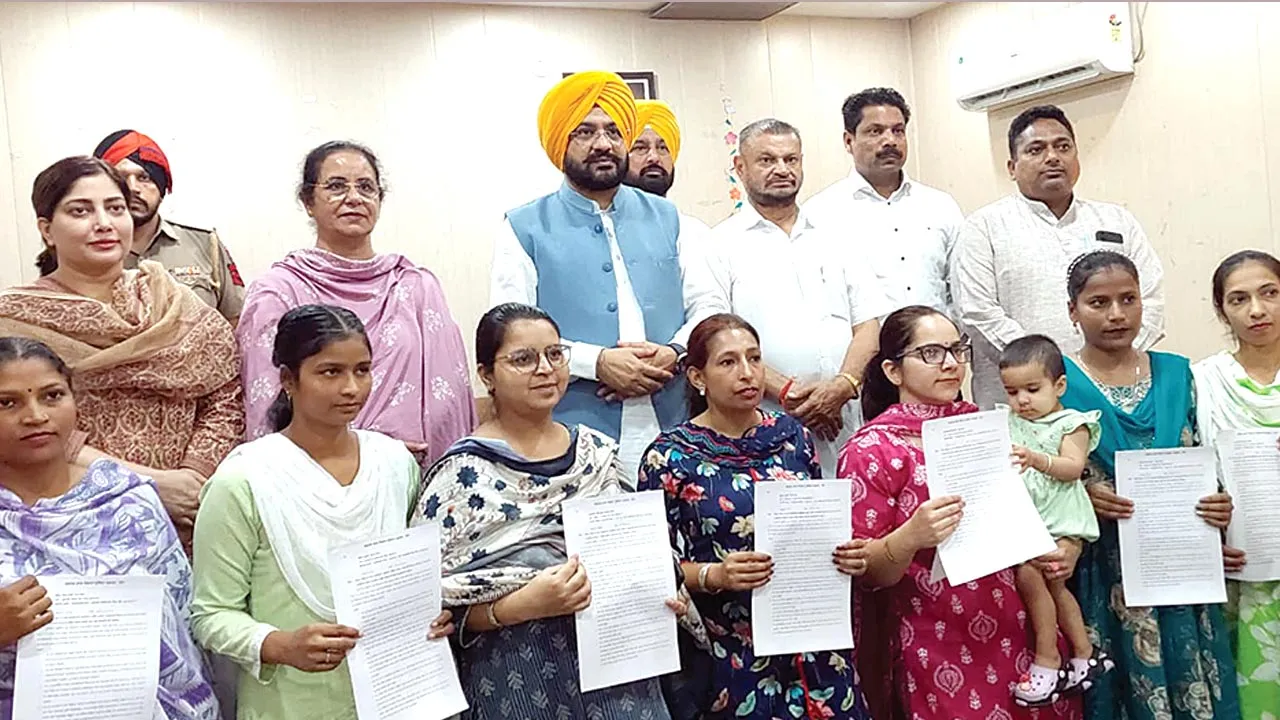 Anganwadi Helper: कैबिनेट मंत्री ने 28 नवनियुक्त आंगनवाड़ी हेल्परों को सौंपे नियुक्ति पत्र
