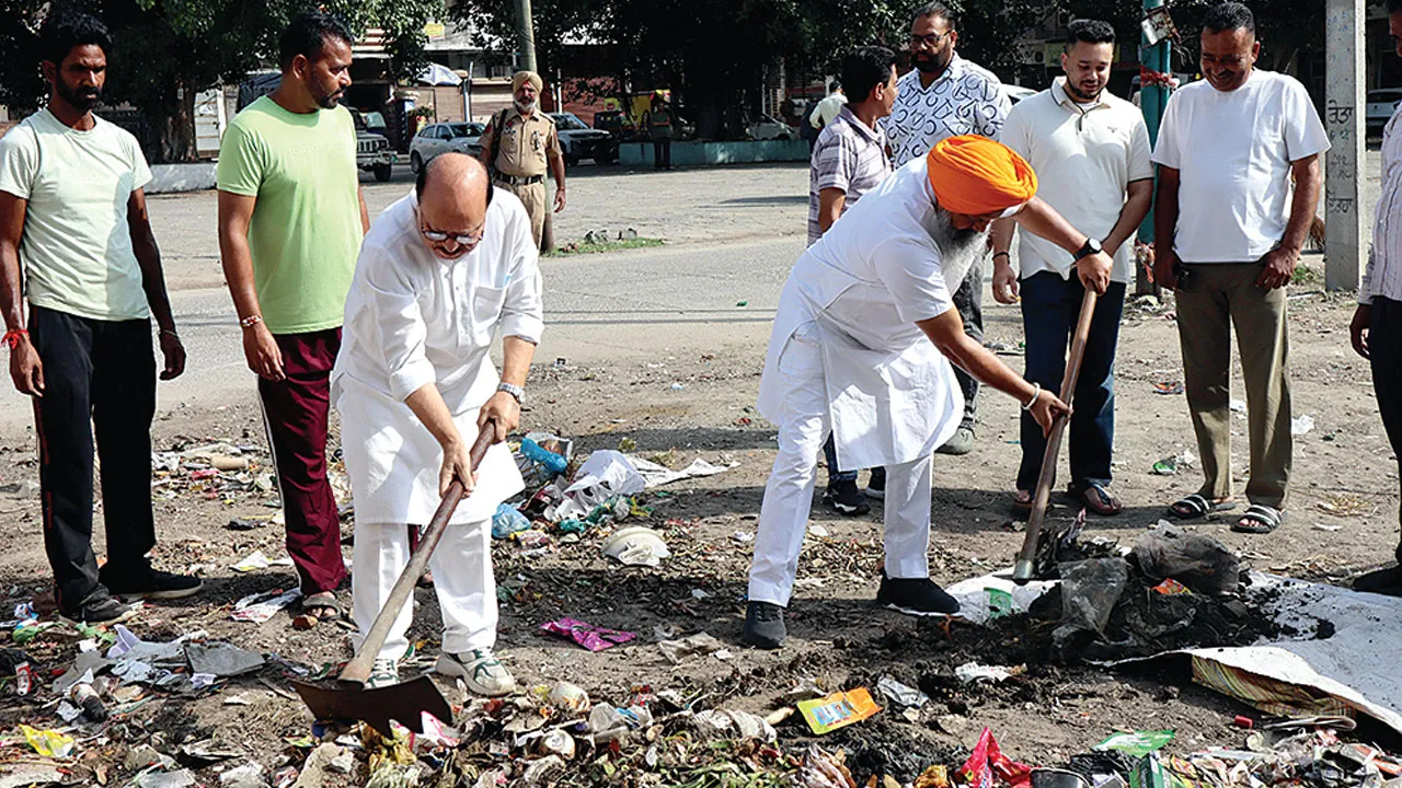दोराहा में विशेष स्वच्छता अभियान, विधायक ने खुद संभाली सफाई मुहिम की कमान