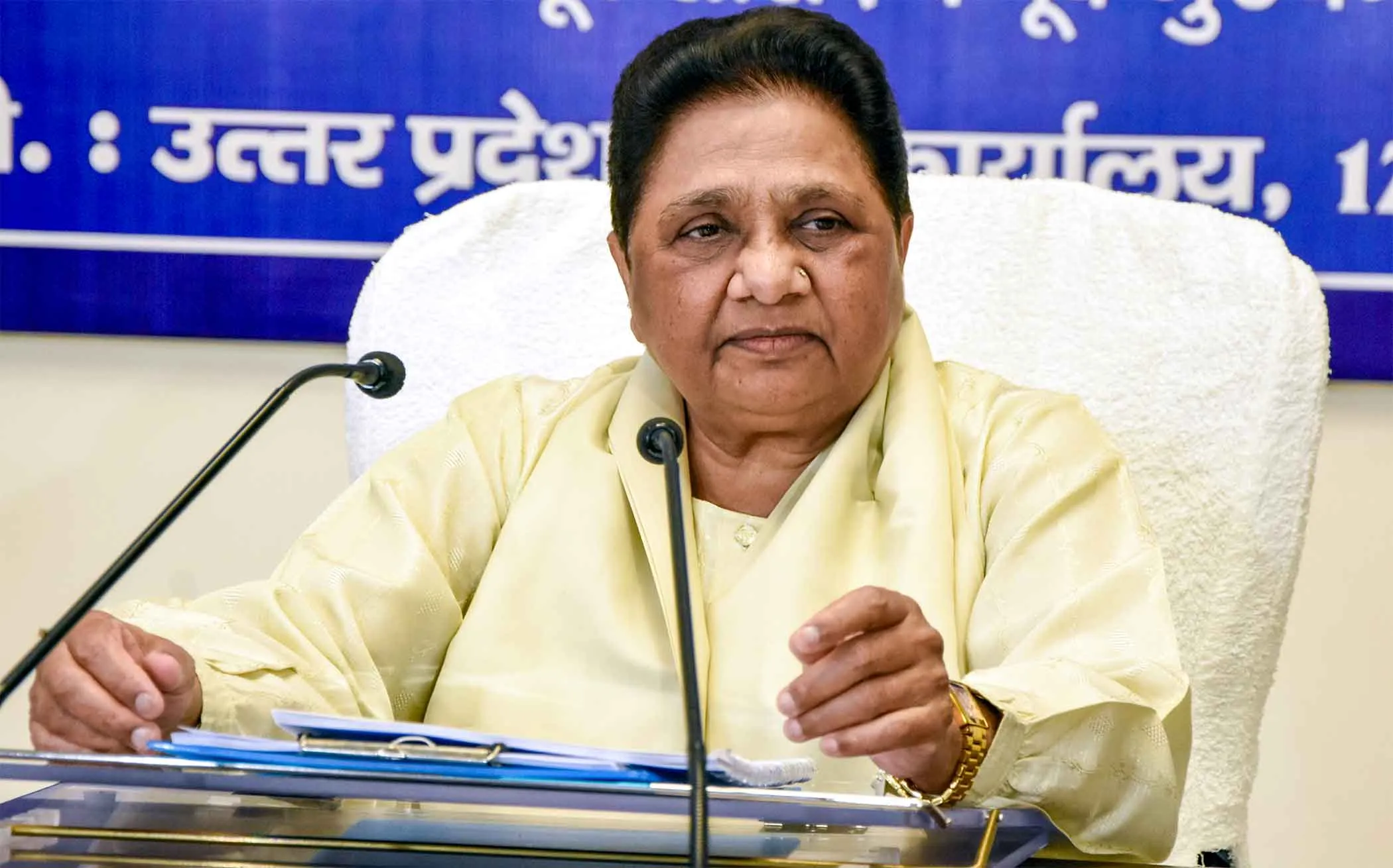 सपा गिरगिट की तरह रंग बदल लेती है: मायावती
