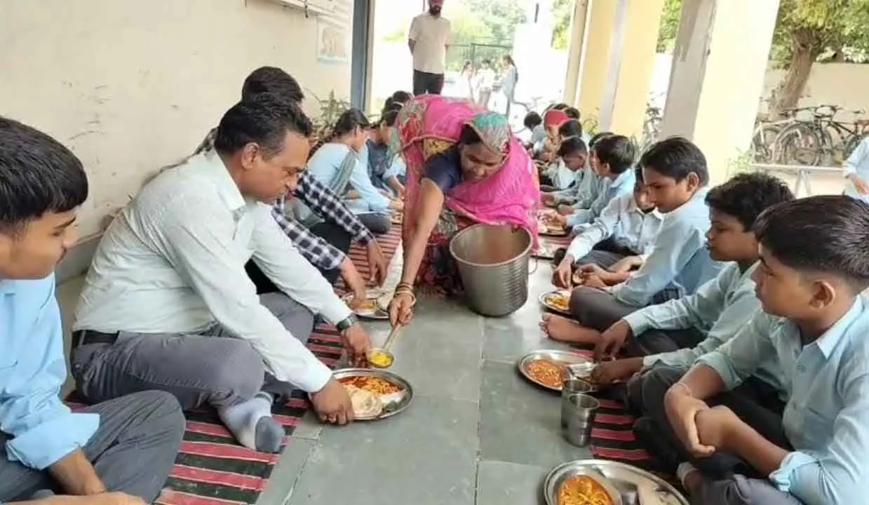 बच्चों के साथ जमीन पर बैठे प्रिंसिपल, चखा पोषाहार और दूध, गुणवत्ता परखी