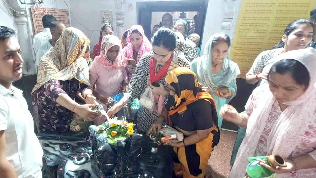 श्रावण के दूसरे सोमवार को पंचमुखी महादेव मंदिर में उमड़ा आस्था का सैलाब, श्रद्धालुओं ने किया जलाभिषेक